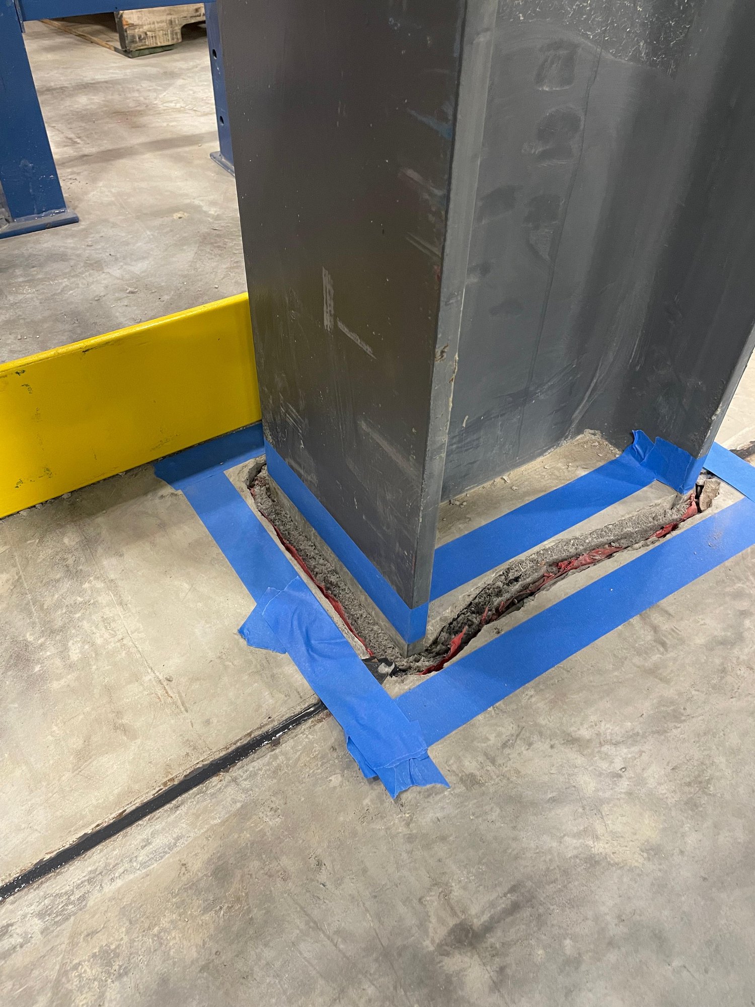 Réparation du béton à la base d'un pilier - avant